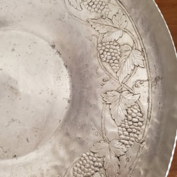 VINTAGE HAND FORGED ALUMINUM 12-IN. HAMMERED EVERLAST TRAY GRAPE AND LEAF DESIGN - Picture 3 of 4